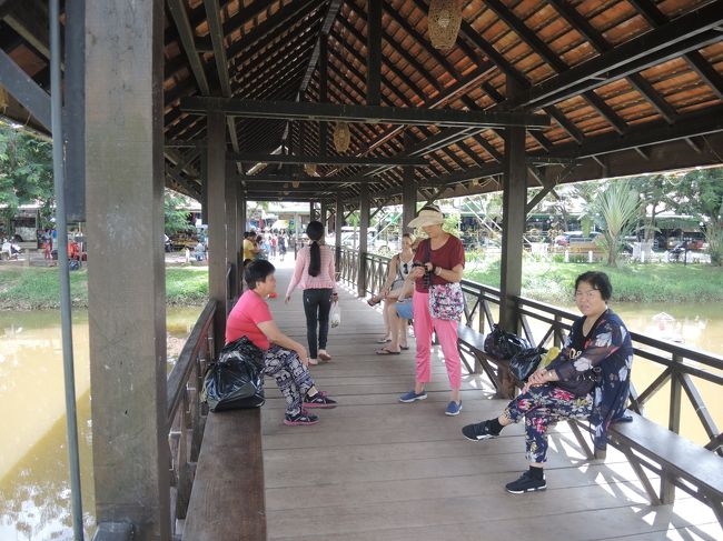 橋ではおばちゃんたちが休んでいます。