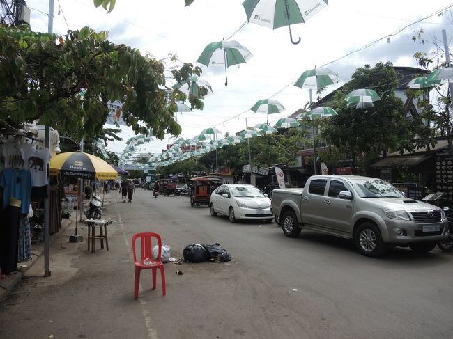 川に出て、現在位置・方角もわかったので、「パブ・ストリート」に向かいます。<br /><br />外国人相手のレストラン、カフェ、パブが軒を連ねるエリアです。<br />昼間は閑散としていますが、夜になるときらびやかな明かりがあふれ、大勢の外国人で賑わいます。<br /><br />私はあまり好きではありませんが。<br /><br />