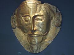 再び２時間バスに揺られてアテネへ。コルフ島に向かう飛行機まで時間があるので国立考古学博物館へ。ここで外せないのは「アガメムノンのマスク」と呼ばれた黄金のマスク。ミケーネ遺跡を発掘したドイツのシュリーマンがアガメムノンのものと主張した有名どころ。実際にアガメムノンってわけではないにしても、紀元前20～紀元前12世紀という大昔にこれだけ高度なものがつくられたってのは凄い