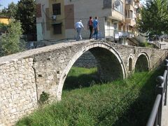 とはいえ、ティラナってあんまり観光スポットないんだよね。数少ないスポットの一つがオスマントルコ時代に造られたタバケ橋。大通りに並行（隔離）してひっそりたたずんでいます。下を川が流れているわけではないし、役割は終えて展示物として残っているだけって感じでしょうか