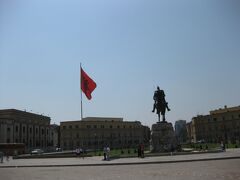 ティラナの中心スカンデルベグ広場。スカンデルベグは15世紀、アルバニアの独立を達成した民族的な英雄。隣には巨大なアルバニア国旗も