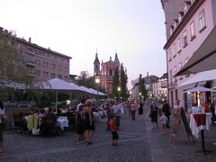 もう午後９時近く、プレシェーレン広場にはまだ多くの観光客。お腹も減ってきた