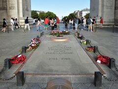 では真ん中は？

第一次世界大戦の無名戦士の墓がありました。
少し分かりづらいですが、中央の銅色の丸いところで炎が燃え続けています。
