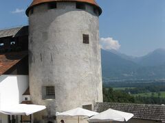 城内はカフェや博物館、ワインセラー