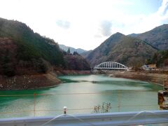 猿谷ダムの説明が流れた

あれ？ このダムは貯水豊富だ！
やっと十津川村を抜け、ここは五條市なんだって

とは言うもの、五条駅（街中）まではあと1時間は山道を走りますよ～