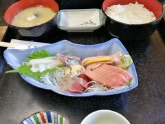 立石海岸から佐島へ向かい、今日のランチです。佐島かねきにて。
お刺身定食１５００円