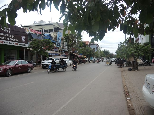 マッサージでリラックスしてから、ぶらぶらとホテルへ歩いてもどります。<br /><br />メインストリートの6号線。