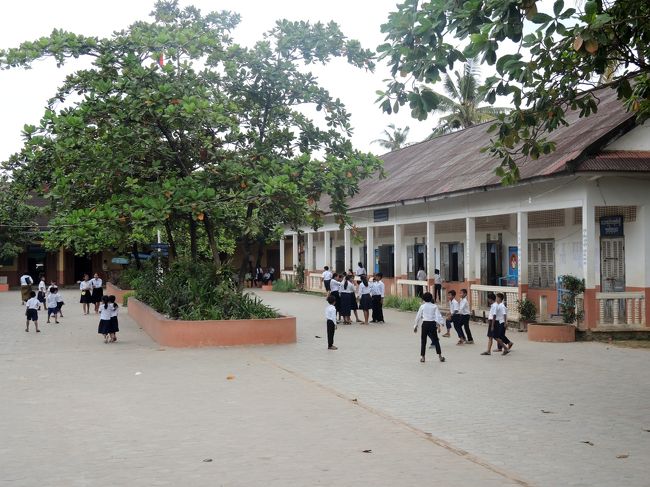 ゲストハウス近くの小学校<br /><br />昔からの日本人宿タケオもありましたが、どこかくすんだ感じも。時間の流れでしょう。