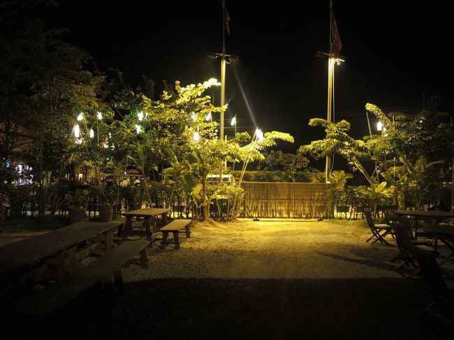 入場を待つ間、敷地内で売っていたポップコーンを。<br /><br />値段は“100”との表示。「さすがにカンボジア。安いね！」と思って100リエル出すと、「すみません。1ドルです。」とのこと。<br /><br />なるほどよく見ると、“100”ではなく“1.00”<br /><br />いくらカンボジアでも100リエル（約3円」ってことはありません。<br /><br />ドルとリエルが混在していますので、こんな恥ずかしい間違いも。