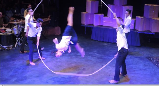 ＊＊＊＊＊＊＊＊＊＊＊＊＊＊＊＊<br />シェムリアップで一番ユニークな、ストーリー仕立ての新感覚エンターテインメントです。<br /> <br />出演しているのはバッタンバンにあるサーカス学校で訓練を受けたカンボジアの若者たち。<br /> <br />内戦のトラウマを乗り越えようと、難民にいた青年たちが故郷のバッタンバンで学校を開いたのが始まりでした。<br /> <br />日本のテレビで放送されたこともあり、またバイヨン遺跡にも彫刻が残っている伝統のあるお薦めショーです。<br /> <br />従来のサーカスとは異なり、アクロバットや生演奏の音楽と共に展開されるここならではのショーをお楽しみください。演目は時期によりことなります。【スケッチトラベルHP】<br />＊＊＊＊＊＊＊＊＊＊＊＊＊＊＊＊<br /><br />上海雑技のようなものを想像していたのですが、シルク・ドゥ・ソレイユのようなストーリー性のあるパフォーマンスです。<br /><br />先ずは軽く縄跳び芸から。