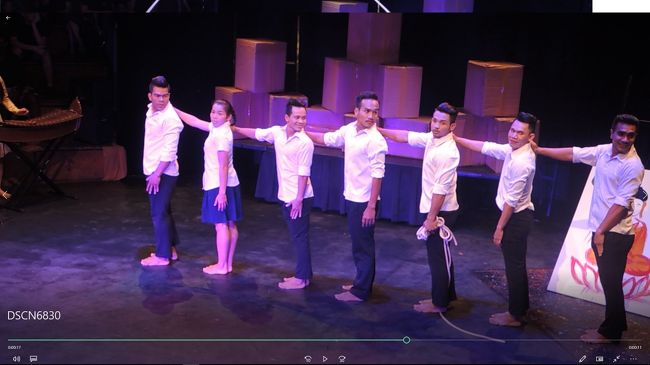 演目はいくつかあるようですが（10日間ぐらいで変わるようです）、この日の演目は「SOKHA（ソカ）」<br /><br />カンボジア内戦の悲しみを乗り越えた少女が、新しい人生を歩きはじめ、サーカスを若者らに教える･･･という、この劇団の生い立ちを表したような極めてストーリー性が強い演目。<br /><br />もちろん、コミカル・軽快なパフォーマンスにもあふれていますが、カンボジア内戦の苦痛・恐怖の場面は緊張感もあります。<br /><br />導入部の軽快な縄跳び芸は、ソカの子供時代、内戦前の楽しい日々を表しています。<br /><br />動画：https://youtu.be/PfD8DvSGnCM<br />
