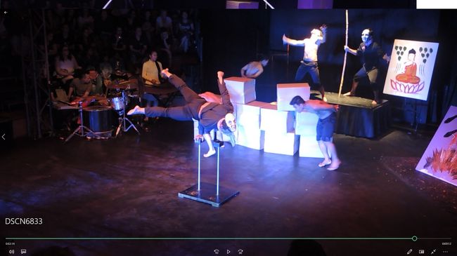 楽しかった子供時代も終わり、内戦の恐怖が。<br /><br />一番奥、右手で杖を手にしているのが内戦の暴力・恐怖を象徴する死神的な存在。<br /><br />彼が杖を床に打ち付けるたびに、銃声とともに半裸の男たちが死んでいきます。<br /><br /><br />動画：https://youtu.be/vbvnMvpJe7g<br />