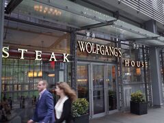 やってきました WOLFGANG'S Steakhouse です。今は東京にもありますね。