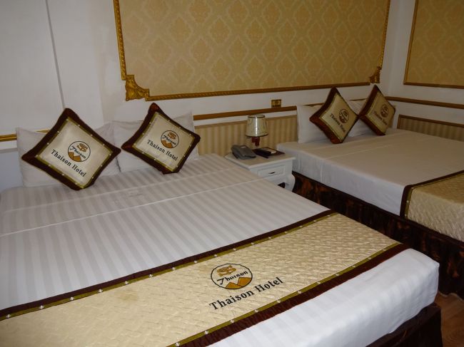 羽田発のベトナム航空でハノイへ！<br />エンターテイメントがみんなで前の画面を見るスタイルでした。その後ベトナム航空がもっと新しい機体を導入ってニュースになっていたので今は変わっているかも。<br /><br />到着は夜なので送迎をお願いしてホテルに到着です。<br />タイソンパレスホテル。<br />なんかよく分からないけど、一晩はアップグレードしてくれるとのこと。