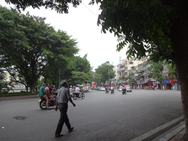 翌朝、朝ごはんを食べに出掛けます。<br />ベトナムって感じ。