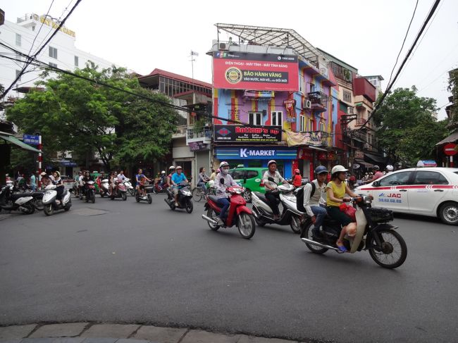 無理やりでも渡ろうとしないと行けない。<br />でもひかれそう。慣れですね。