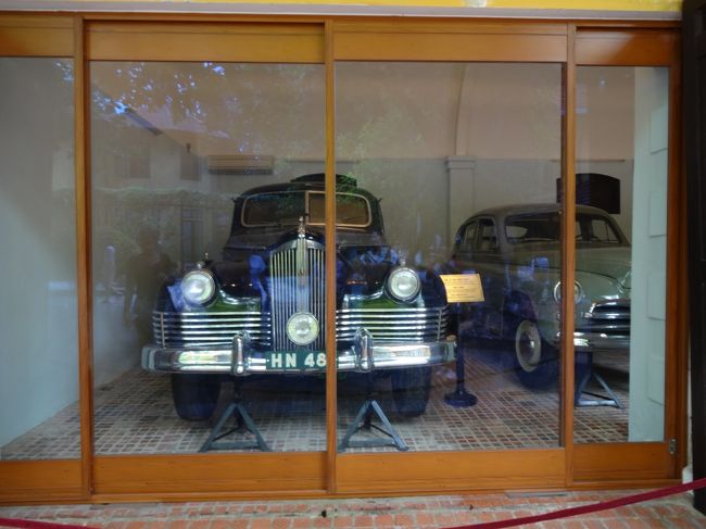 朝ごはんのあとはホーチミンさんのお墓へ。<br />写真は撮れなかったのですが、すごい行列でした。<br />これば近くに展示されていた車。