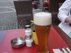 昨日のお店は高すぎたので少し奥まったお店に入りました。