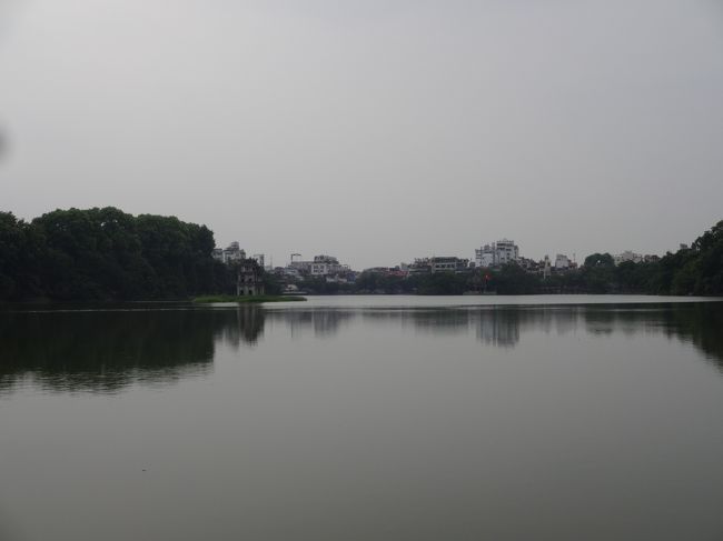 ホアンキエム湖。<br />そんなに大きくないです。