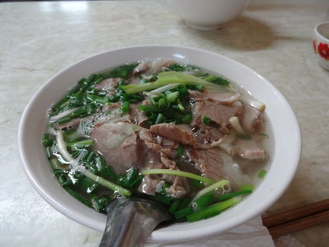 次の日は朝ごはんにフォーを食べにガイドブックに載っているお店へ。でもない！なんか書いてあったけどお休みだが閉店だか移転だかよくわからないので近くにあったお店へ。<br />でもこちらも美味しかったです。