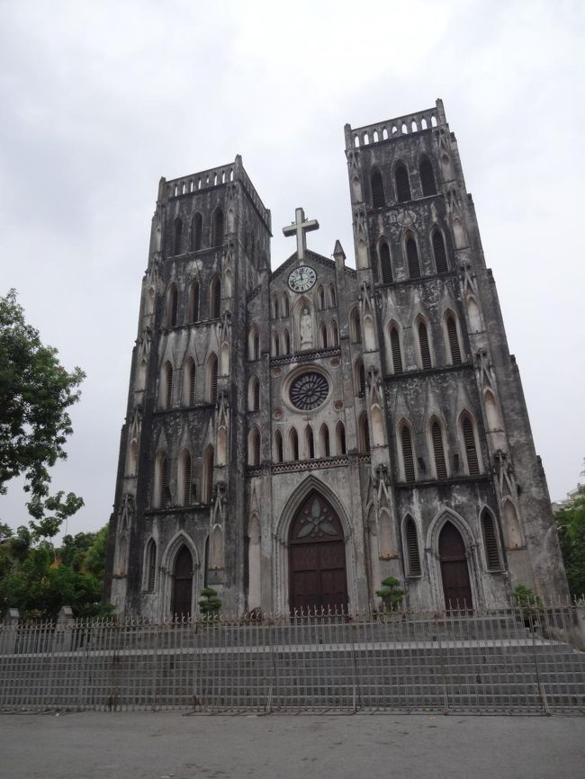 ハノイ大教会。<br />韓国人女子二人に写真撮ってあげたかわりに、私たちも撮ってもらうことに。<br /><br />二人とも記念撮影しないタイプだからちょっとテレる。<br /><br />でも、韓国人ごっこだと思えばいけるんじゃないかってことで観光地で写真を撮る韓国人ごっこをやりきり写真に収まる。