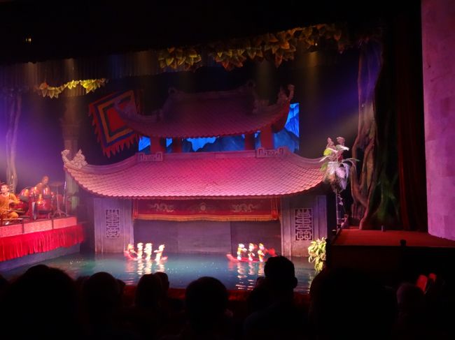 水上人形劇へ。とても面白い訳ではないけど一回は見てもいいのでは。<br />隣で友達は爆睡してましたけどね(笑)