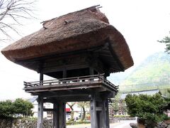 岩瀬家の隣にある行徳寺の茅葺き屋根の楼門。