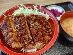 今回は談合坂で朝食。
夫は朝からカツ丼。