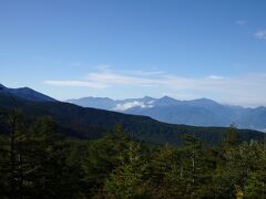 メルヘン街道を下ると途中、展望台があります。
天気が良い時はここ、絶景の穴場スポットです。
南八ヶ岳から南アルプス、中央アルプスが一望のもとです。