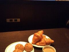 「JAL国内線ダイヤモンドプレミアラウンジ」
メゾンカイザーのパンとコーヒーの朝食