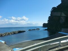 日の出浜。
遠浅で波静かな海が広がる、岡田港に近いビーチです。