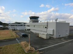 7:47
大島空港。
以前は、羽田からANAが就航していましたが、今は、新中央航空のプロペラ機が調布から飛んで来るだけとなっています。