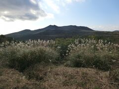 8:20
急な坂道をトコトコ登っていくと、景色が開けました。
新火口展望台からの眺めです。