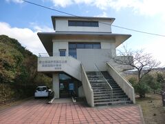 10:50
三原山頂口にある展望避難休憩舎です。
ちょっと、寄ってみましょう。