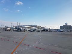那覇空港着陸。

私にとっては久しぶりの那覇空港です。
これから何度も来る事になるのですが。。。