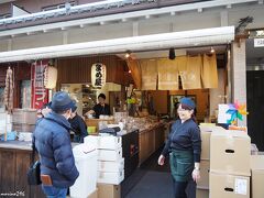 西新井大師前のまめ屋

こちらの商店街は、お正月は初詣客で賑わうことでしょうね。