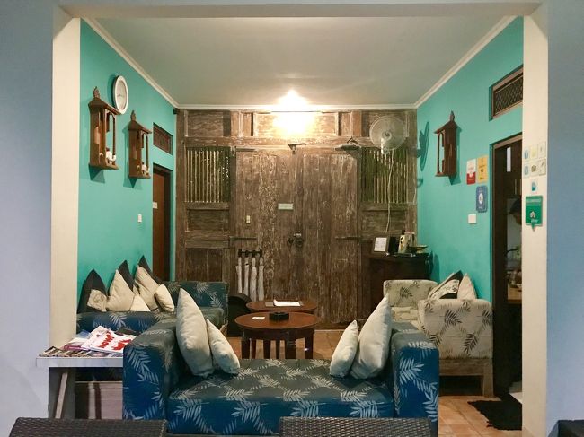 コンパクトで可愛いリビング。横にキッチンがあり、コーヒーなど自分で入れて自由に飲めます。