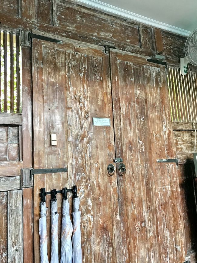 中に入ると、門の内側がそのままリビングになっています。