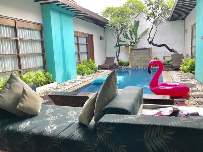 リビングのすぐ奥にコンパクトなプールがあり、その周りを囲むように部屋が4部屋。2階に1部屋あります。