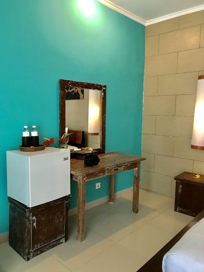 冷蔵庫、お水のボトルが２本フリーです。