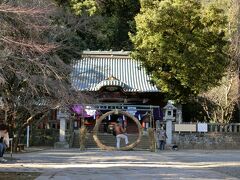 本殿に到着！　年越しの茅の輪が設置されている。素敵な神社だ。