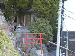 走り湯神社が見えてきた。右にある建物が旅館中田屋さんで、神社と旅館の間に横穴式の源泉「走り湯」がある。