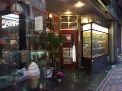 熱海駅方面へ戻る。夕飯にはまだ早かったので、熱海銀座通りにあるレトロな喫茶店「パインツリー」へ。