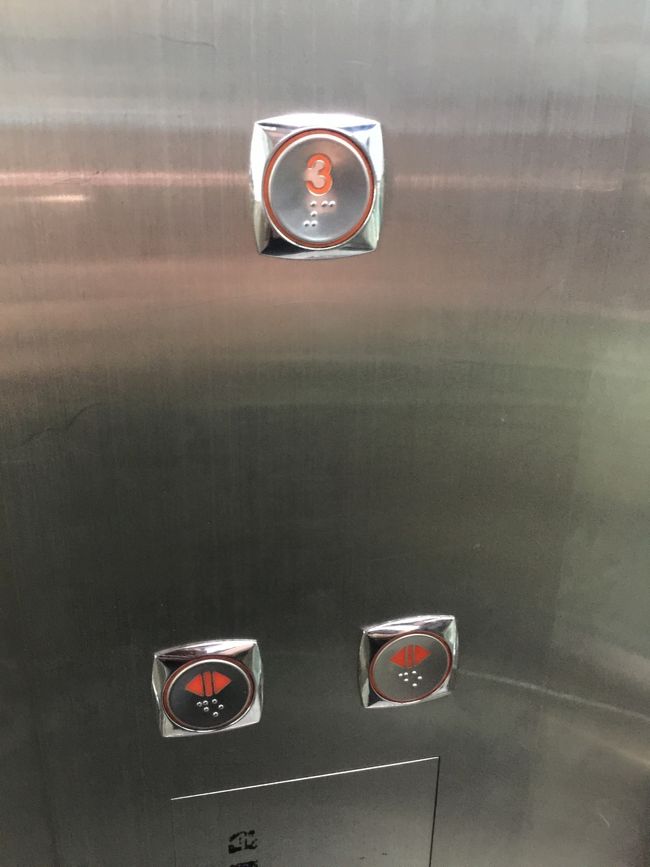 ラウンジに行くエレヴェーターだが、、開閉ボタンがどちらもオープンサインなのだｗ<br />そして　恐ろしいほどの建てつけの悪さ！<br />エレヴェーターの中に手すりがあるのだが　ぐらぐらしている、、ｗ　一つの足が浮いているｗｗ　とにかく　百聞は一見に如かず！　行ってみてｗ<br />（施工は　メイド・イン・コリアとあるが、、まじか？　ｗｗ）<br /><br />以前のラウンジは　広くて　落ち着いた色調で　照明暗めで　良かった、、食べ物は　そんなになくて　しかし、今のラウンジは、、特にトイレがひどいから、、ドアのつけ方とか、、ひび割れとかｗｗ　ゲート近くにたくさんあるトイレのほうがよほど美しく綺麗なのだ、、　いったい何があったのでせう？業者をドタキャンして替えたんだろうか？ｗｗ