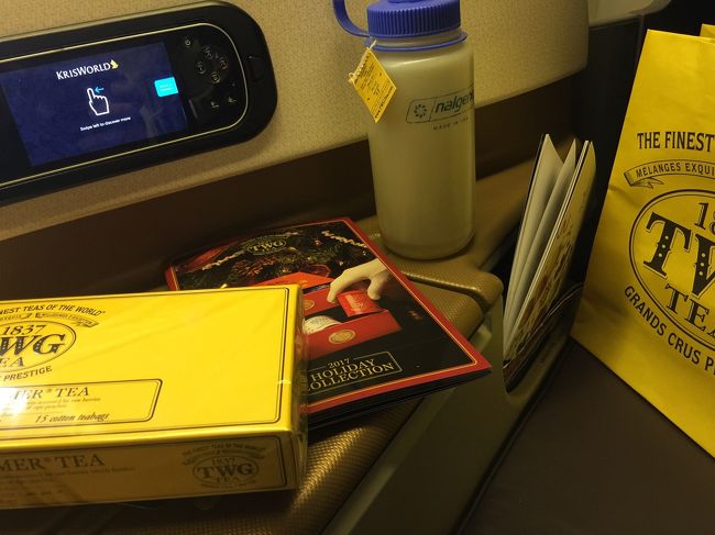 シンガポールで　お茶を買って、、カタログが入っていて　分厚いとても良い紙を使った　繁盛してまんな！的なｗｗ　シロモノであった（俗物ですｗ）<br />結局　同じ　エターナルサマーを買った♪