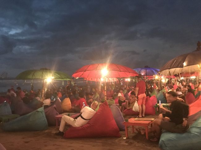 暗くなっても人はいっぱいで、ベットクッションにダラダラと寝そべりながら飲むビンタンビールは最高です。