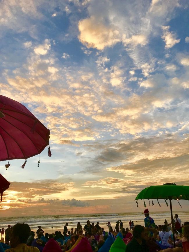 雨季なので雲が多かったけど、空の色がどんどんと変化し、雲に移るサンセットがとっても綺麗だった～