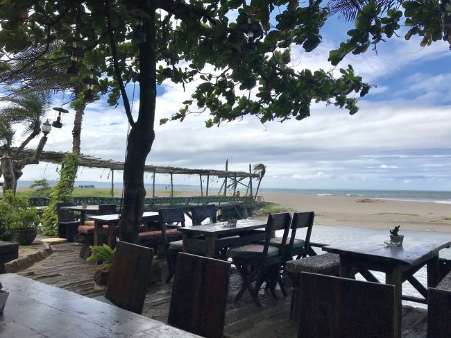 La Laguna Bali とてもステキなお店。海の横にすごく広いお店が広がります。着いた時はガラガラだったから、座りたい席を伝えると結構予約がいっぱいで、海に向かって座る2人席にした。