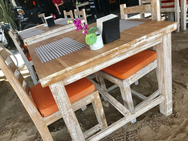 砂浜にお洒落なレストランがいくつかあります。