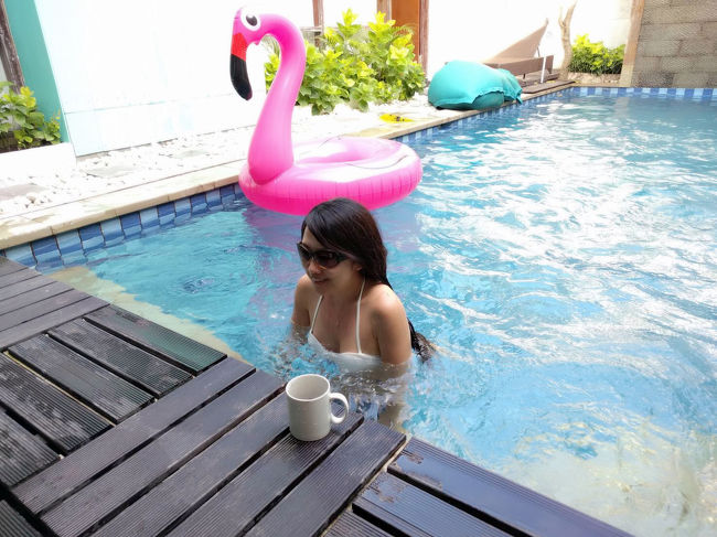 しばらくまったりプールで遊ぶ。